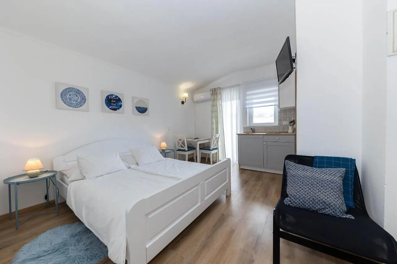 Villa Feral Apartments 0*, Crikvenica